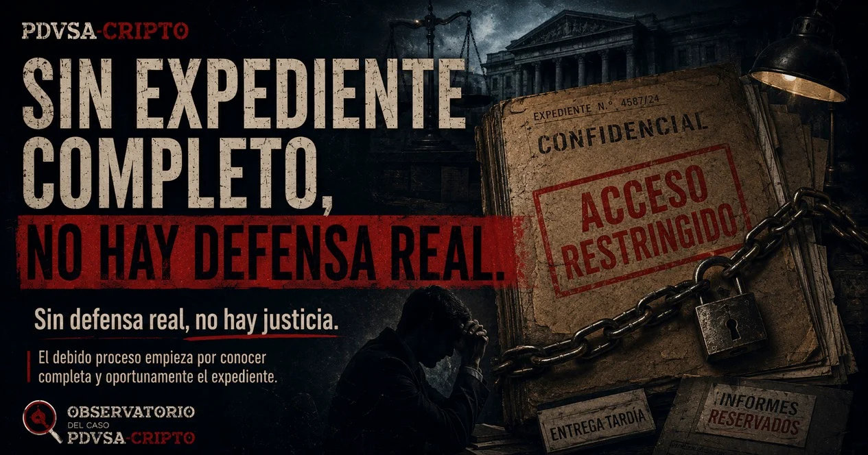 Portada horizontal de 'Sin expediente completo, no hay defensa real', con un expediente confidencial encadenado, una figura pensativa, informes reservados, una lámpara y un sello de acceso restringido.